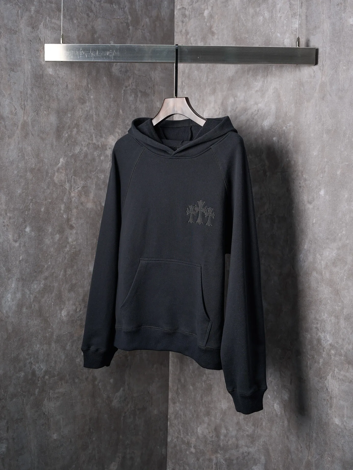 P480 Actual auction] Chrome Hearts/Ch cross logo patch embroidered hooded sweatshirt [Ready stock] S M L XL custom-made heavy fortress interwoven air cotton, full of texture, thick and solid, with classic black as the curtain, giving deep sensory luxury. With the Chrome heart cross patch embroidery decoration on the chest, it becomes the ultimate interpretation of dark gothic style. CH Gothic font is the finishing touch on the back panel, making the totem the thorn in your spirit. The logo iron plate sways slightly with the swing of the body, adding a sense of movement and vitality. It is unobtrusive but has an indescribable aura. It interprets the perfect blend of retro and luxury. It adopts imported machine appliqué embroidery technology and uses advanced computer control systems and precise mechanical components to realize the Chrome Hearts logo appliqué embroidery operation. It presents an embroidery effect with both clarity and three-dimensionality. The fabrics have been washed and have a better hand feel. They are not easy to deform, shrink or fade. Maintains long-lasting beauty with a loose fit